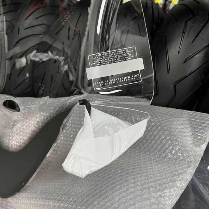 Стекло ветровое GIVI D128ST_ Yamaha T-MAX 500 (01-07) (сломана левая закругленная лапка)