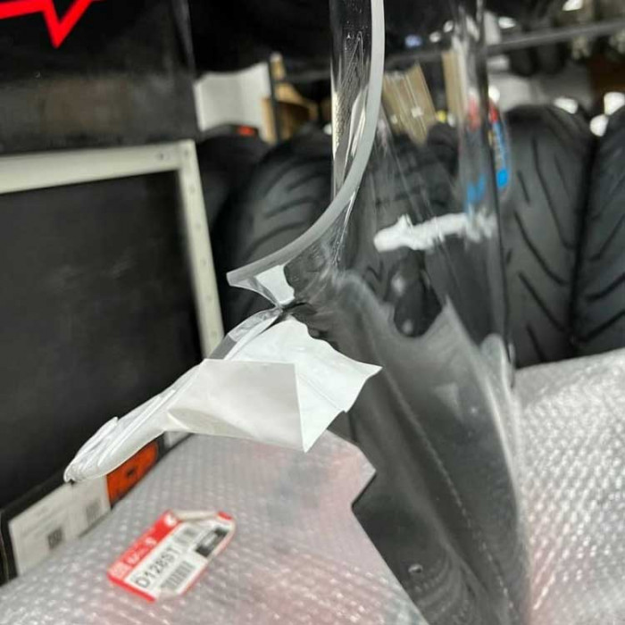 Стекло ветровое GIVI D128ST_ Yamaha T-MAX 500 (01-07) (сломана левая закругленная лапка)